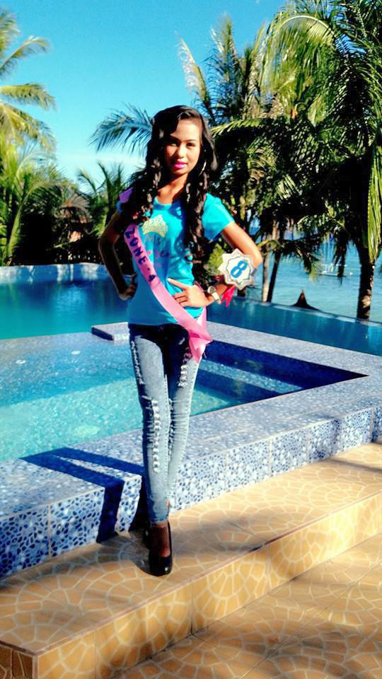 Boholana beauty wearing jeans and black high heels for Miss Virgen 2015