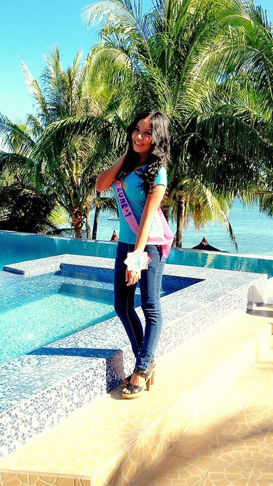 Brunette girl from Bohol with tight jeans and sandals at FloWer Beach for Miss Virgen 2015