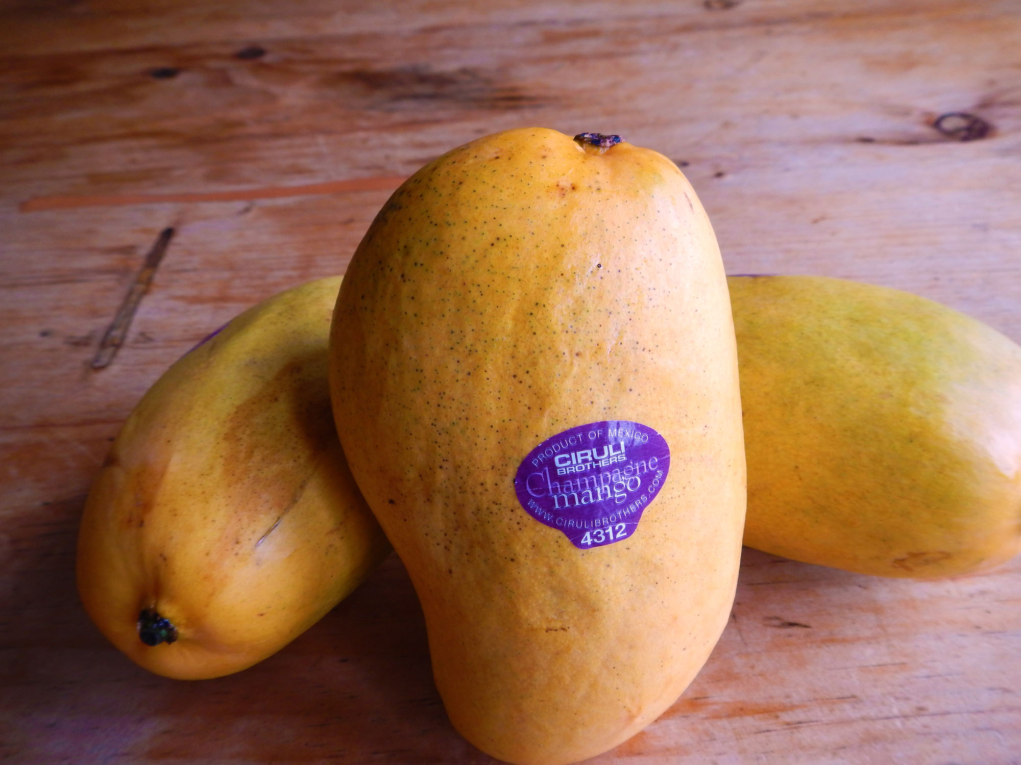 Photo of 3 yellow mangoes